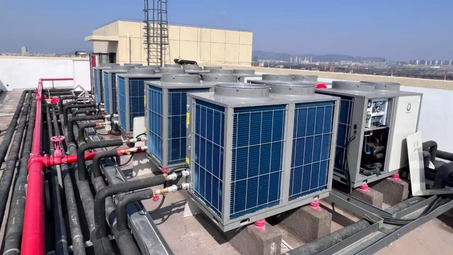 Samozgrajene tovarniške stavbe so opremljene s sistemi toplotnih črpalk z dvojnim virom, kar vzpostavlja nov model nizkoogljične oskrbe z energijo v parku Samozgrajene tovarniške stavbe so opremljene s sistemi toplotnih črpalk z dvojnim virom, kar vzpostavlja nov model nizkoogljične oskrbe z energijo v parku
